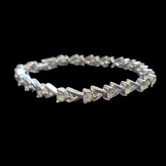 Avon Rhinestone Tennis Bracelet Vintage Size Small 7 Inch - Picture 8 of 8